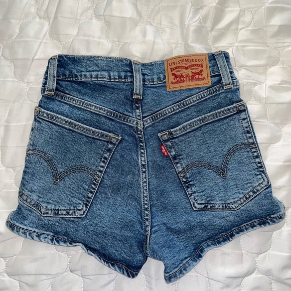 Denim Levi Shorts - Picture 3 of 4